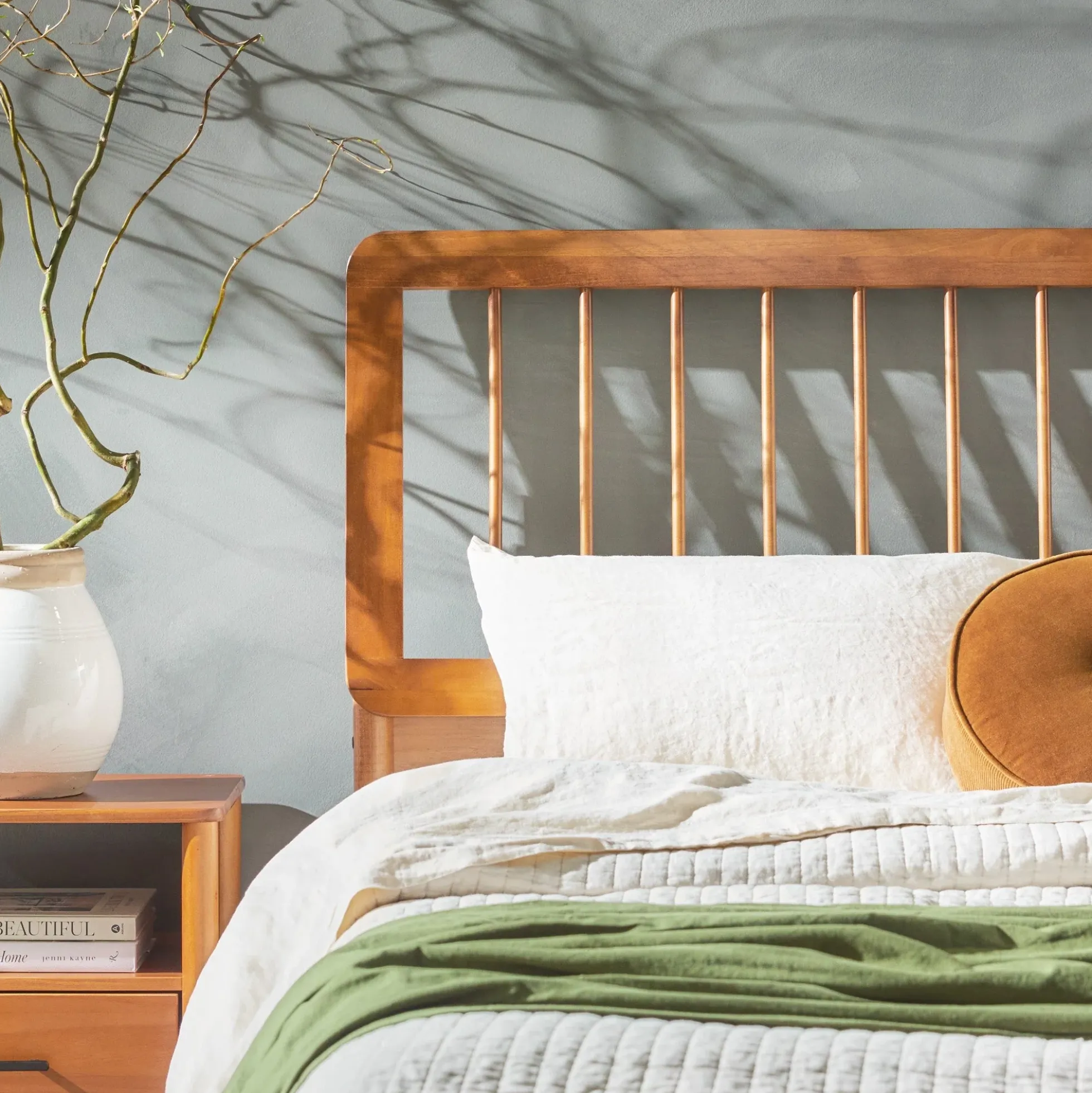 Cama Mid-Century Modern Solid Wood Spindle Bedframe