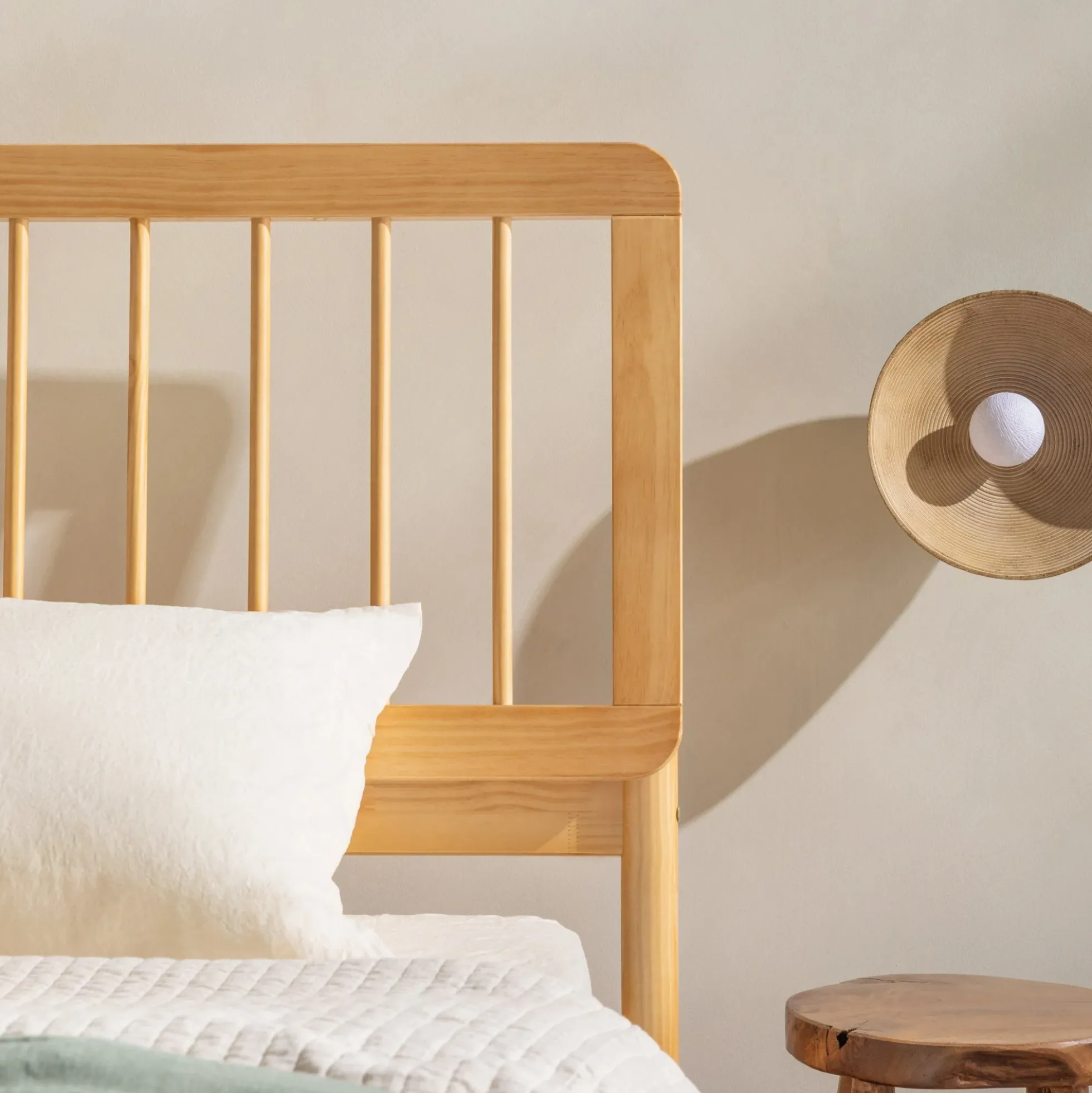 Cama Mid-Century Modern Solid Wood Spindle Bedframe