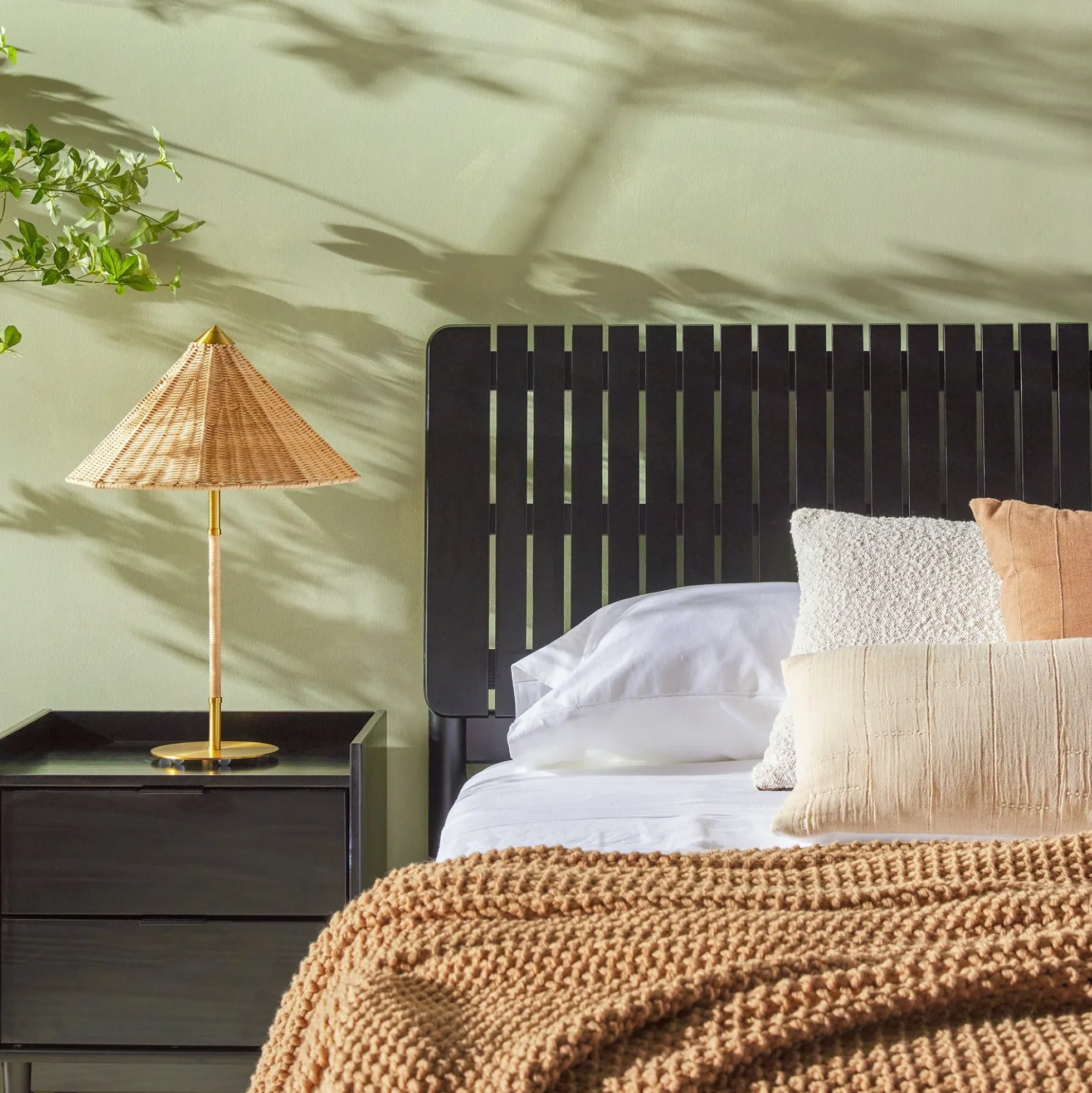 Cama Slatted Headboard Mid-Century Modern Solid Wood Bed