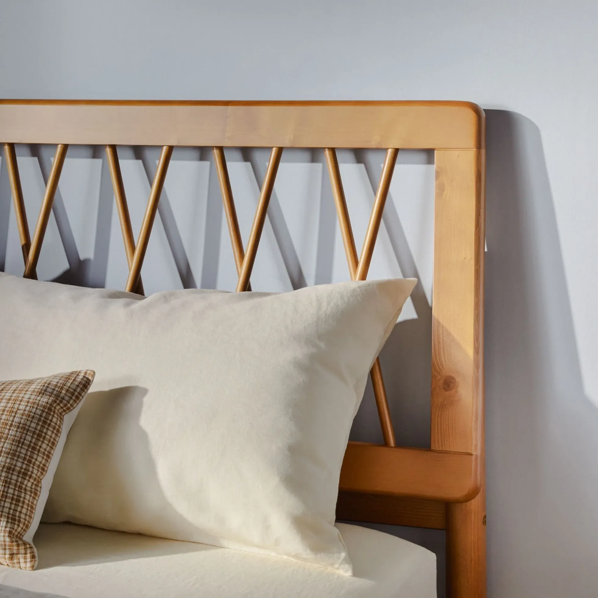 Cama X Spindle Mid-Century Modern Solid Wood Bed