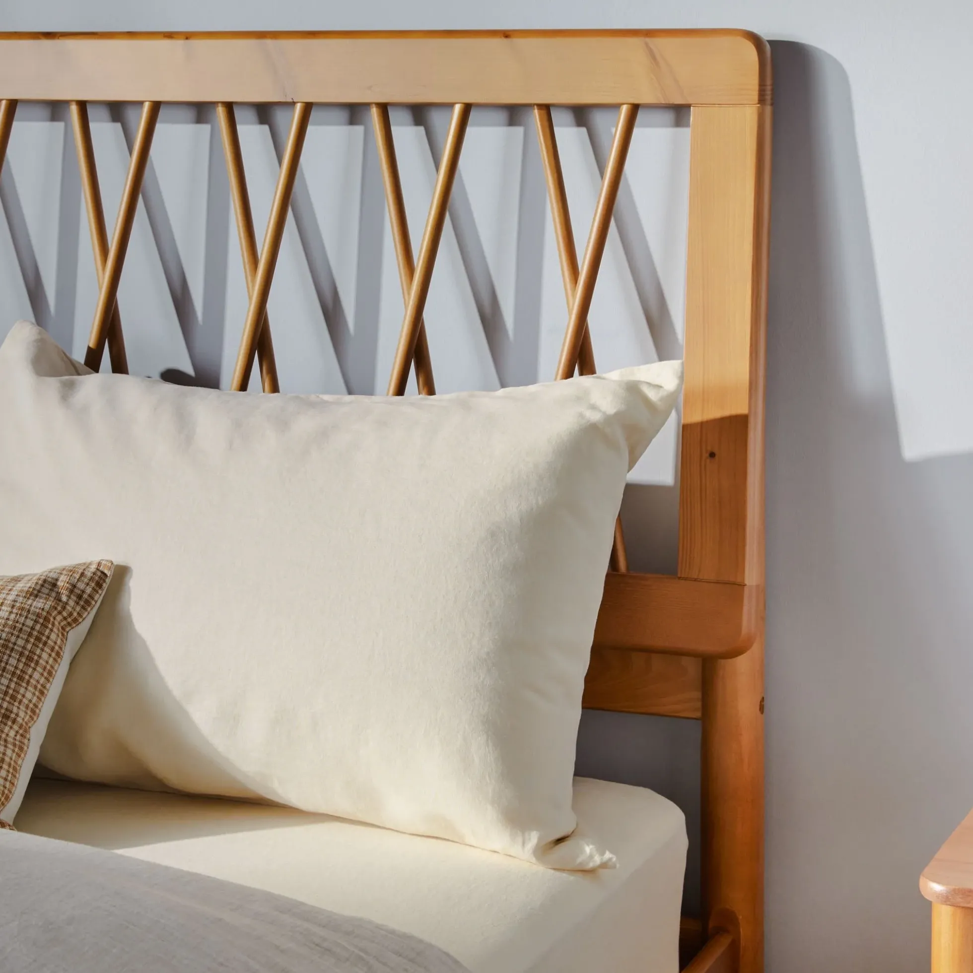 Cama X Spindle Mid-Century Modern Solid Wood Bed